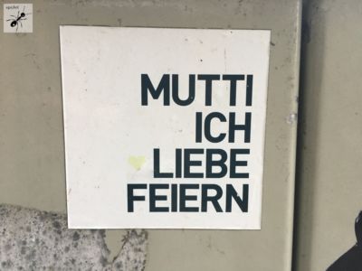 Bild-Streetart-Sticker-Berlin-Mutti-ich-liebe-feiern